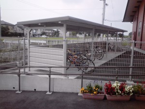 フェンスおよび自転車置場（４連棟）